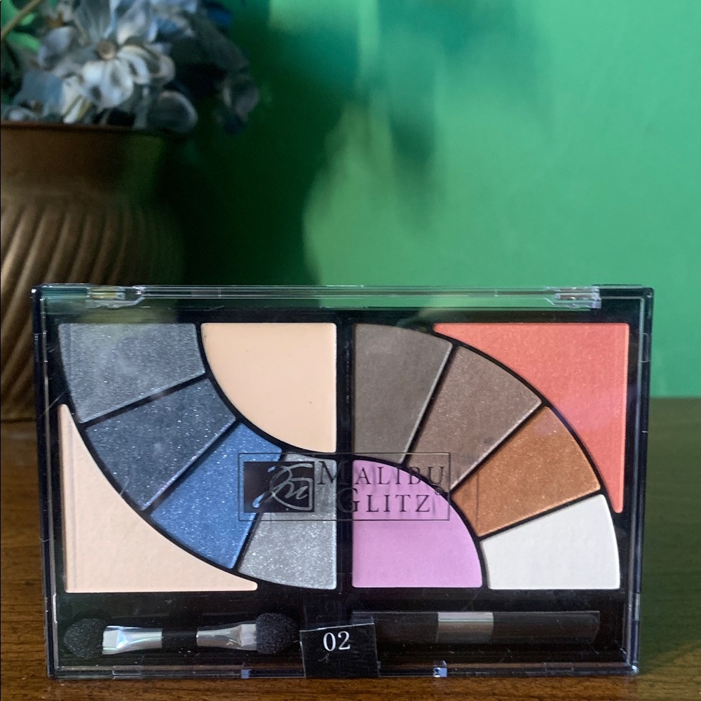 NWOT Malibu Glitz Eye Palette #02